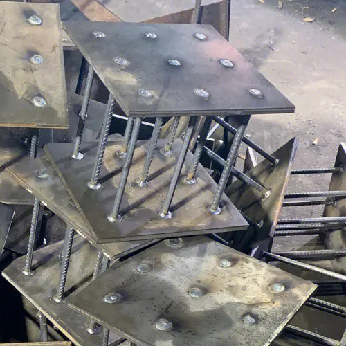 在确定吐鲁番预埋件位置时，需要考虑以下几点